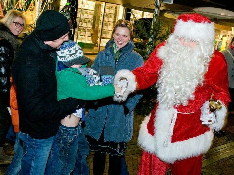 Sfeervol verlichte kerstmarkt