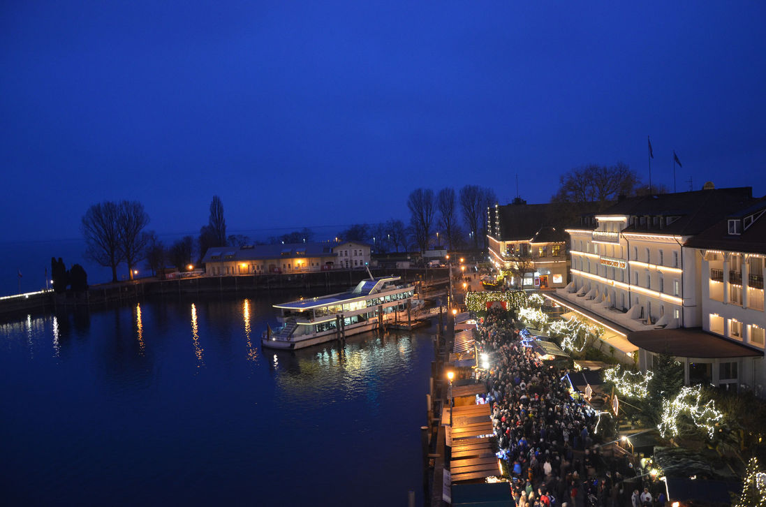  Kerstmarkt in de haven van Lindau in Lindau