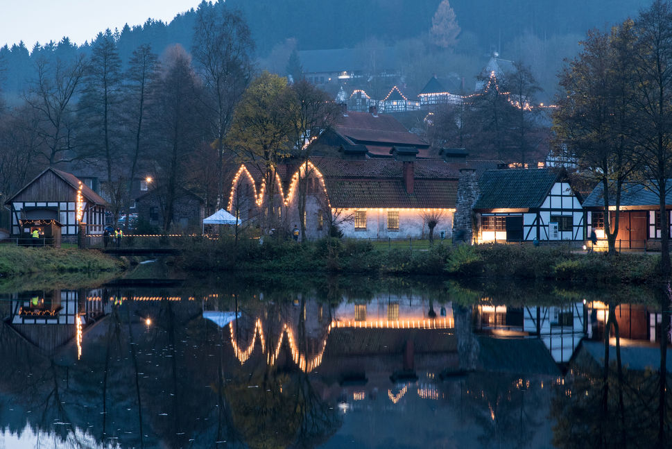 Panorama openluchtmuseum in kerstverlichting