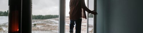 Ventilatie en frisse lucht in huis: de rol van uitzetramen in moderne woningen tijdens de winter